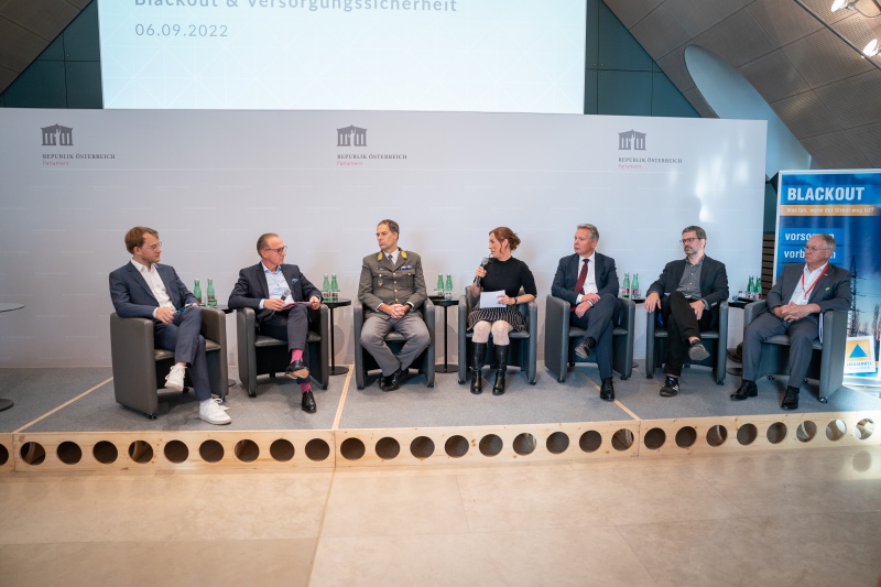 Podiumsdiskussion. Von links: Steffen Bettin – Österreichische Akademie der Wissenschaften, Gerhard Christiner - Austrian Power Grid AG, Philipp Eder – BMLV, Kim Kadlec - ORF, Gerald Hesztera – BMI, Jaro Krieger-Lamina – Österreichische Akademie der Wissenschaften, Bürgermeister Feldbach Josef Ober