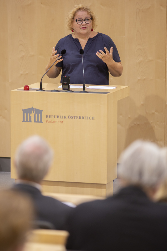 Eröffnungsworte durch Bundesratspräsidentin Korinna Schumann (SPÖ)