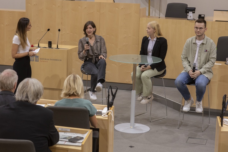 Interview mit Lehrlingen. Von links: Eylim Kilic - Moderation, Beatrix Dietl - Mechatronikerin, Sarah Popernitsch - Verwaltungsassistentin, Andre Brunner - Einzelhandelskaufmann