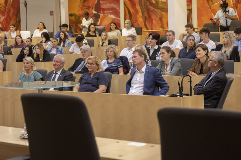 Blick Richtung Veranstaltungsteilnehmer:innen