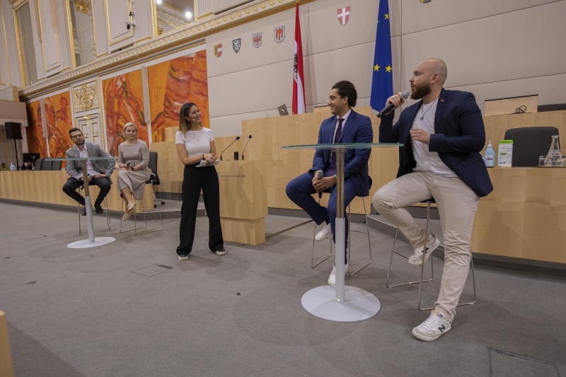 Diskussionspanel mit Jungen Sozialpartner:innen. Von Links: Vorstandsmitglied Mario Sägarz - Arbeiterkammer Stmk, Bundesvorstandsmitglied Bettina Pauschenwein - Junge Wirtschaft, Moderatorin Eylim Kilic, Steven Blaha, Bundesvorsitzender Richard Tiefenbacher - Österreichische Gewerkschaftsjugend