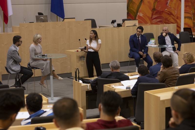 Diskussionspanel mit Jungen Sozialpartner:innen. Von Links: Vorstandsmitglied Mario Sägarz - Arbeiterkammer Stmk, Bundesvorstandsmitglied Bettina Pauschenwein - Junge Wirtschaft, Moderatorin Eylim Kilic, Steven Blaha, Bundesvorsitzender Richard Tiefenbacher - Österreichische Gewerkschaftsjugend