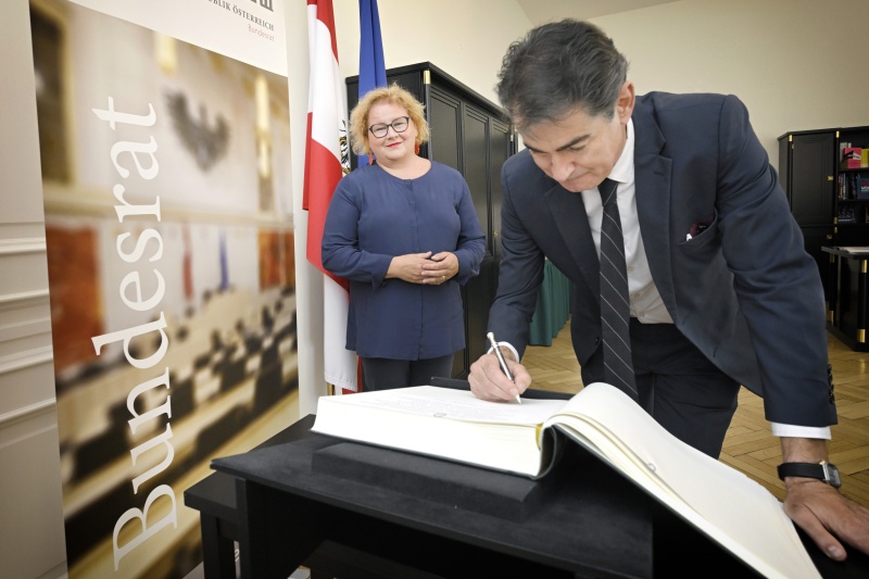 Eintrag ins Gästebuch, von links: Bundesratspräsidentin Korinna Schumann (SPÖ), Senator Francois Bonhomme