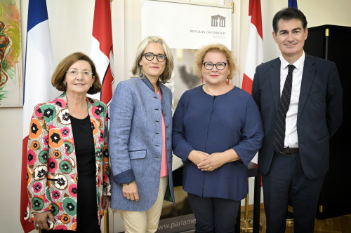 Von links: Delegationsmitglieder, Bundesratspräsidentin Korinna Schumann (SPÖ), Senator Francois Bonhomme