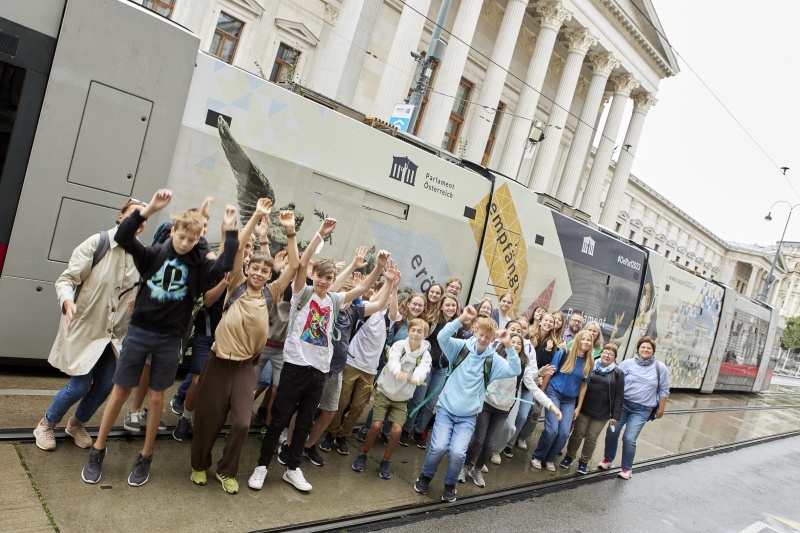 Schüler:innen bei der Straßenbahn