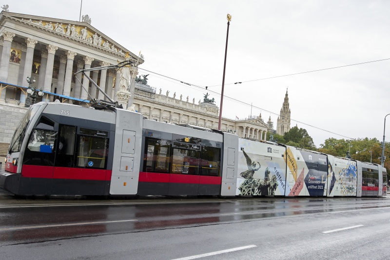 Gebrandete Straßenbahngarnitur vor dem Parlamentsgebäude