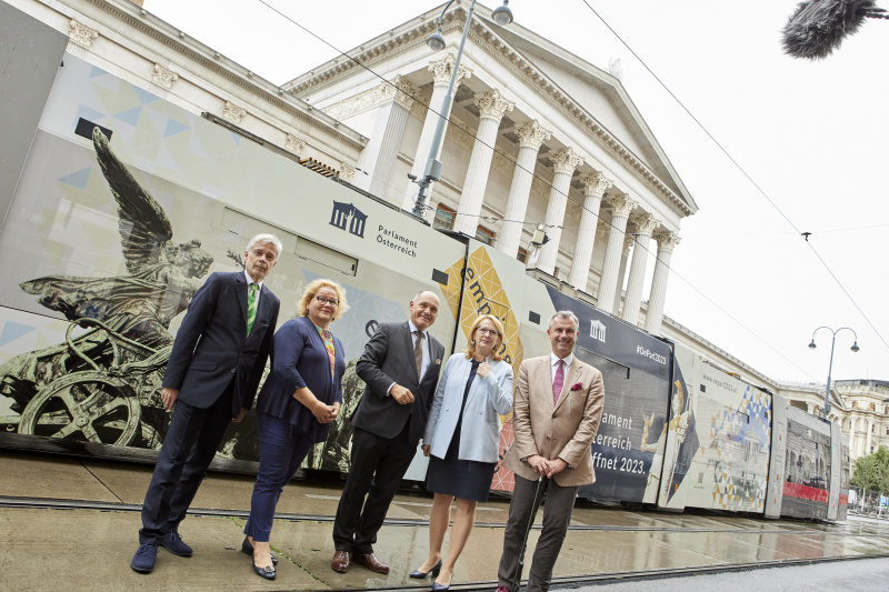 Von links: Parlamentsdirektor Harald Dossi, Bundesratspräsidentin Korinna Schumann (SPÖ), Nationalratspräsident Wolfgang Sobotka (ÖVP), Zweite Nationalratspräsidentin Doris Bures (SPÖ), Dritter Nationalratspräsident Norbert Hofer (FPÖ)