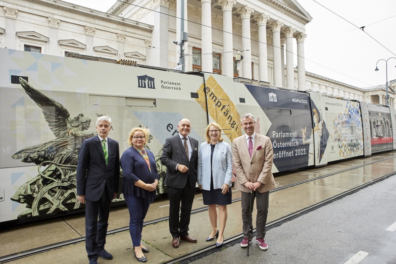 Von links: Parlamentsdirektor Harald Dossi, Bundesratspräsidentin Korinna Schumann (SPÖ), Nationalratspräsident Wolfgang Sobotka (ÖVP), Zweite Nationalratspräsidentin Doris Bures (SPÖ), Dritter Nationalratspräsident Norbert Hofer (FPÖ)