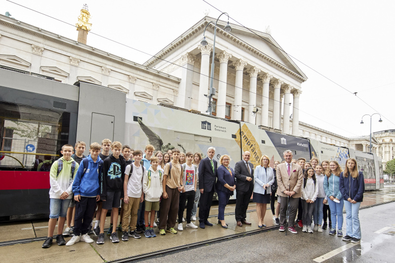 Schüler:innen. In der Mitte von links: Parlamentsdirektor Harald Dossi, Bundesratspräsidentin Korinna Schumann (SPÖ), Nationalratspräsident Wolfgang Sobotka (ÖVP), Zweite Nationalratspräsidentin Doris Bures (SPÖ), Dritter Nationalratspräsident Norbert Hofer (FPÖ)