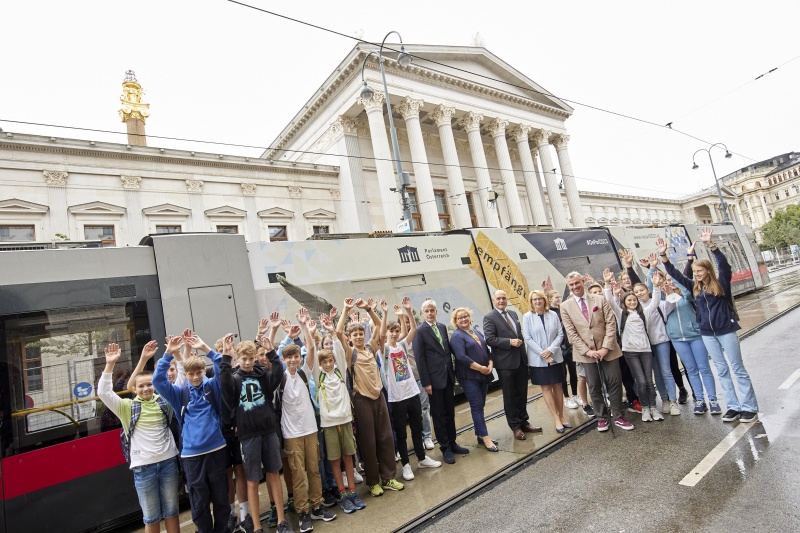Schüler:innen. In der Mitte von links: Parlamentsdirektor Harald Dossi, Bundesratspräsidentin Korinna Schumann (SPÖ), Nationalratspräsident Wolfgang Sobotka (ÖVP), Zweite Nationalratspräsidentin Doris Bures (SPÖ), Dritter Nationalratspräsident Norbert Hofer (FPÖ)