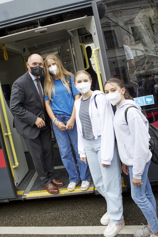 Nationalratspräsident Wolfgang Sobotka (ÖVP) mit Schüler:innen