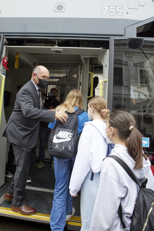 Nationalratspräsident Wolfgang Sobotka (ÖVP) mit Schüler:innen