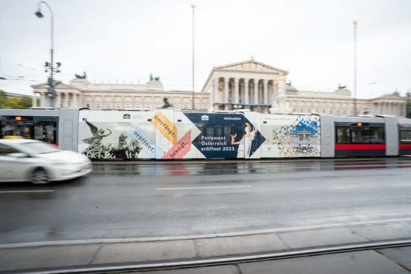 Gebrandete Straßenbahngarnitur vor dem Parlamentsgebäude