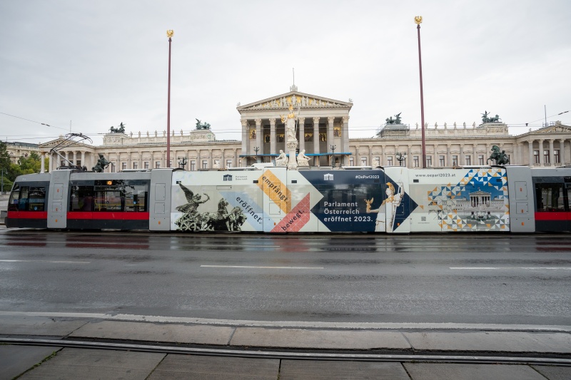 Gebrandete Straßenbahngarnitur vor dem Parlamentsgebäude