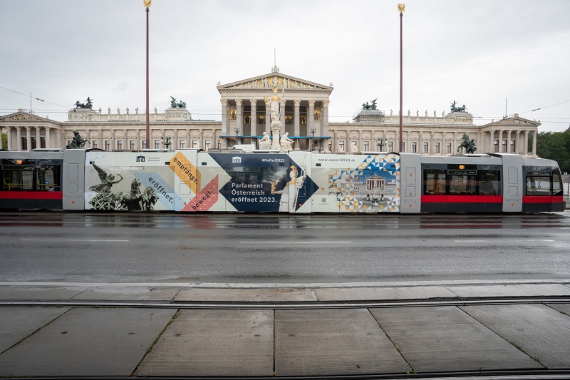 Gebrandete Straßenbahngarnitur vor dem Parlamentsgebäude