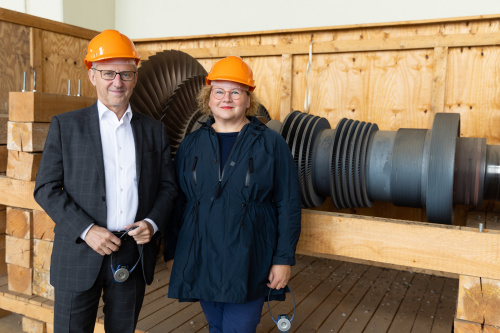 Von rechts: Bundesratspräsidentin Korinna Schumann (SPÖ) und Landtagspräsident Ernst Woller (SPÖ) vor einer Turbine