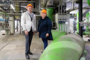 Von rechts: Bundesratspräsidentin Korinna Schumann (SPÖ), Simmeringer Bezirksvorsteher Thomas Steinhart (SPÖ) vor dem Kondensator des Biomassekraftwerks