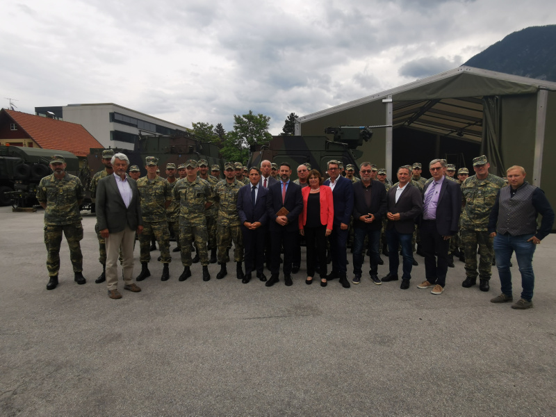 Erinnerungsfoto der Parlamentarischen Bundesheerkommission in der Haspinger Kaserne