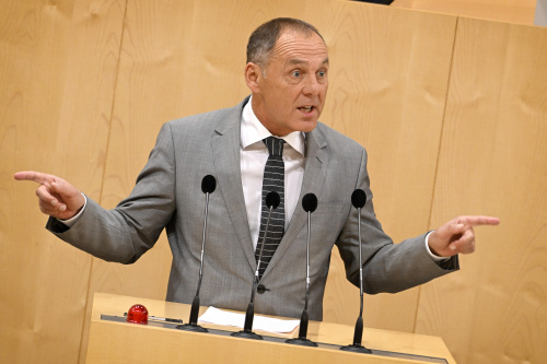 Nationalratsabgeordneter Peter Wurm (FPÖ) am Rednerpult