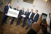 Gruppenfoto mit Nationalratspräsident Wolfgang Sobotka (ÖVP) (Mitte) bei der Petitionsübergabe