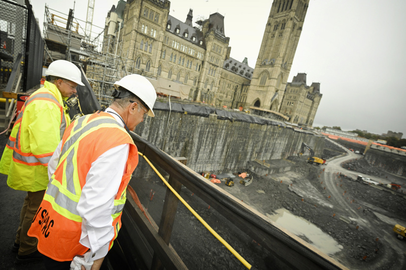 Nationalratspräsident Wolfgang Sobotka (ÖVP) bei einer Führung durch den Centre Block durch den Director of Centre Block Program