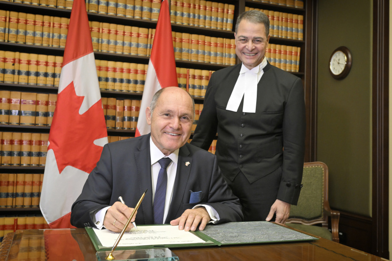 Eintrag ins Gästebuch, von links: Nationalratspräsident Wolfgang Sobotka (ÖVP), Anthony Rota