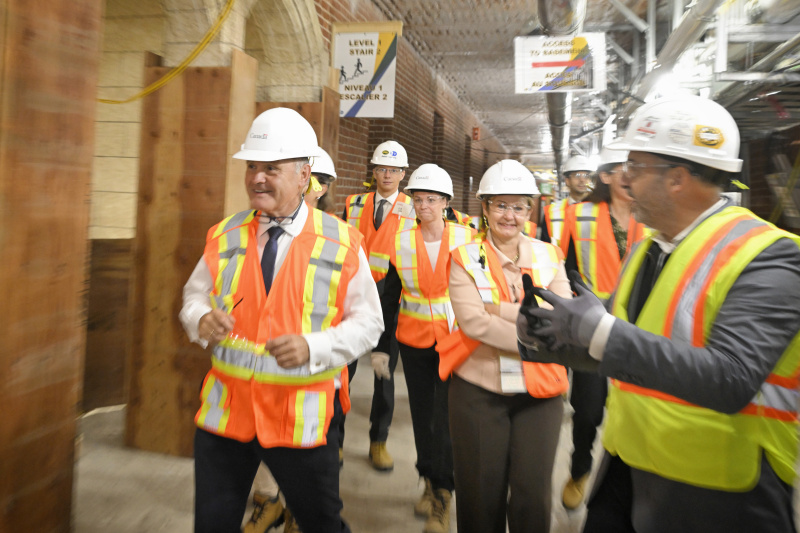 Nationalratspräsident Wolfgang Sobotka (ÖVP) bei einer Führung durch den Centre Block durch den Director of Centre Block Program. Von links: Nationalratspräsident Wolfgang Sobotka (ÖVP), Botschafterin Sylvia Meier-Kajbic