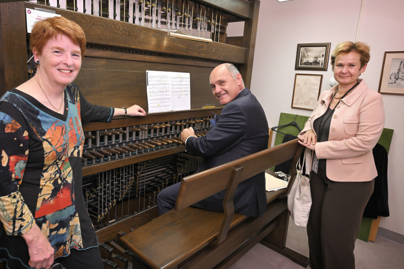 Von links: Demonstration des Glockenspiels durch Dominion Carillonneur (Glockenspielerin) Andrea McCrady mit Nationalratspräsident Wolfgang Sobotka (ÖVP) und Botschafterin Sylvia Meier-Kajbic