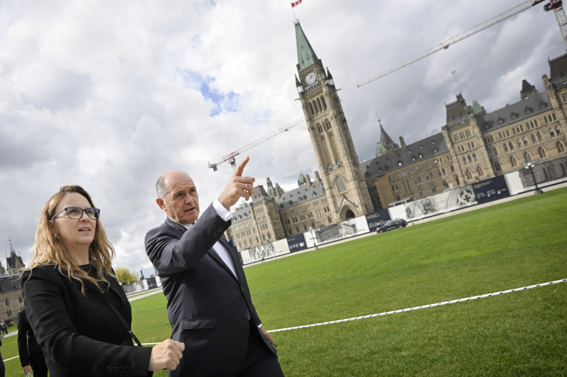 Nationalratspräsident Wolfgang Sobotka (ÖVP) am Weg vor dem Parlament