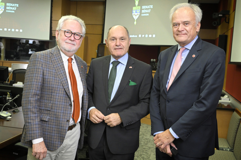 Treffen mit dem Vorsitzenden des Ausschusses für Auswärtige Angelegenheiten und Internationalen Handel Senator Peter M. Boehm und mit dem stellvertretenden Vorsitzenden des Ausschusses für Auswärtige Angelegenheiten und Internationalen Handel des Senats Senator V. Peter Harder. Von links: V. Peter Harder, Nationalratspräsident Wolfgang Sobotka (ÖVP), Peter M. Boehm