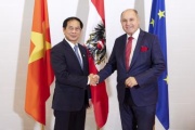 Fahnenfoto. Von rechts: Nationalratspräsident Wolfgang Sobotka (ÖVP), Außenminister der Sozialistischen Republik Vietnam Bui Thanh Son