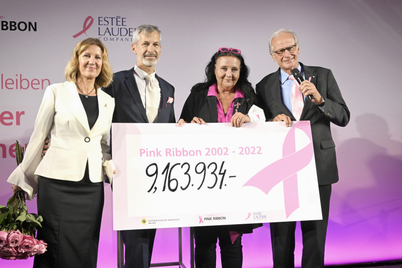 Von links: Vertreter:innen Estee Lauder, Geschäftsführerin Österreichische Krebshilfe Doris Kiefhaber, Präsident Österreichische Krebshilfe Paul Sevelda