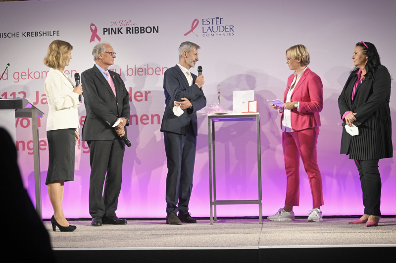 Von links: Vertreter:innen Estee Lauder, Präsident Österreichische Krebshilfe Paul Sevelda, Moderatorin Birgit Fenderl, Geschäftsführerin Österreichische Krebshilfe Doris Kiefhaber