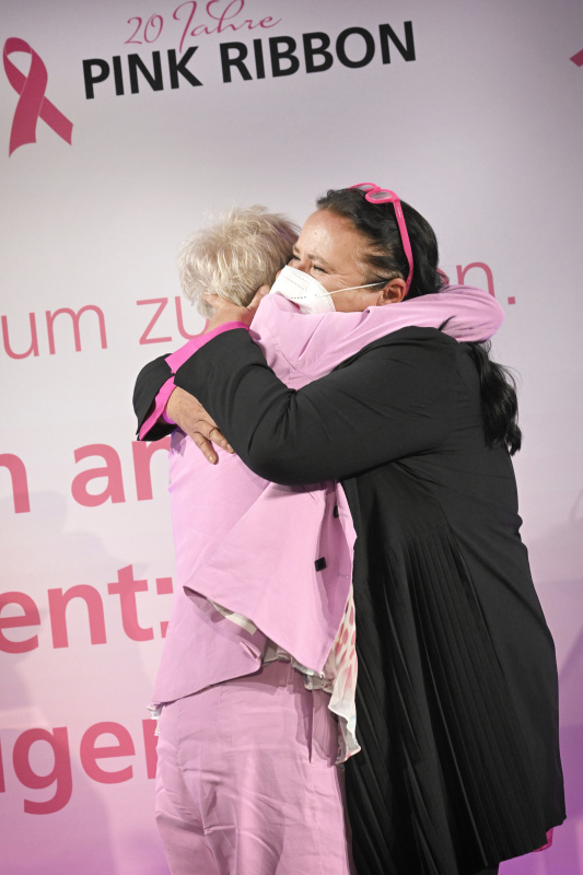 Von links: „Woman of the Year“ Christa Bleyer, Geschäftsführerin Österreichische Krebshilfe Doris Kiefhaber