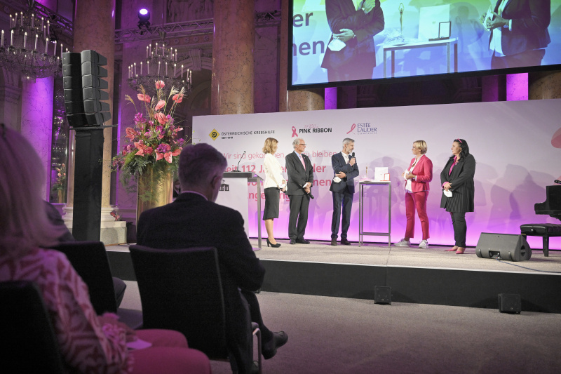 Von links: Vertreter:innen Estee Lauder, Präsident Österreichische Krebshilfe Paul Sevelda, Moderatorin Birgit Fenderl, Geschäftsführerin Österreichische Krebshilfe Doris Kiefhaber