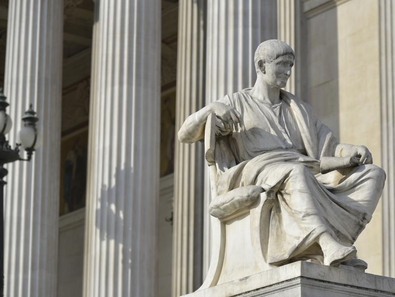 Sallust  (86 bis ca. 35 v.Chr.) - Die Geschichtsschreiber auf der Rampe sollen symbolhaft die Abgeordneten vor dem Eintritt in das Parlamentsgebäude daran erinnern, dass ihre Tätigkeit im Parlament vor dem Urteil der Geschichte und der kommenden Generationen Bestand haben muss.