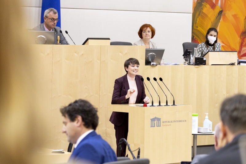 Am Rednerpult Klubobfrau Sigrid Maurer (GRÜNE)