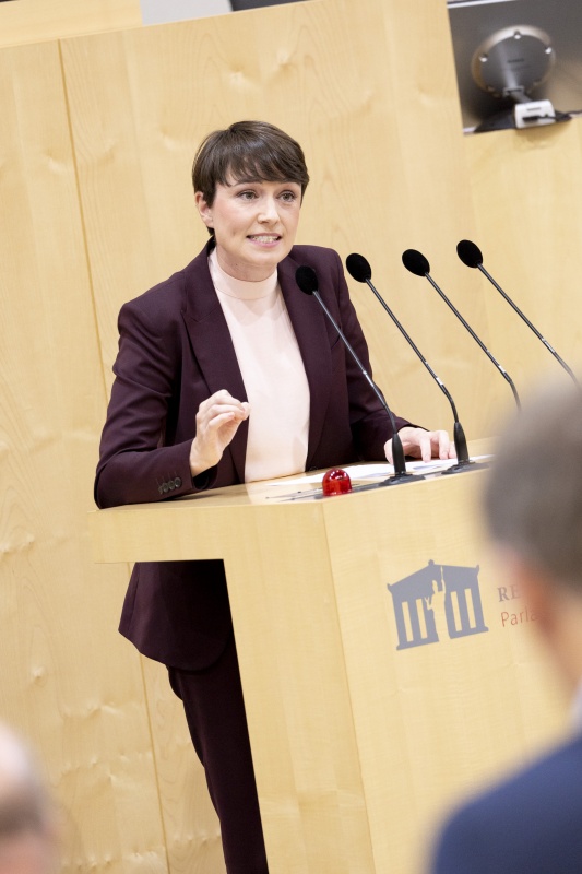 Am Rednerpult Klubobfrau Sigrid Maurer (GRÜNE)