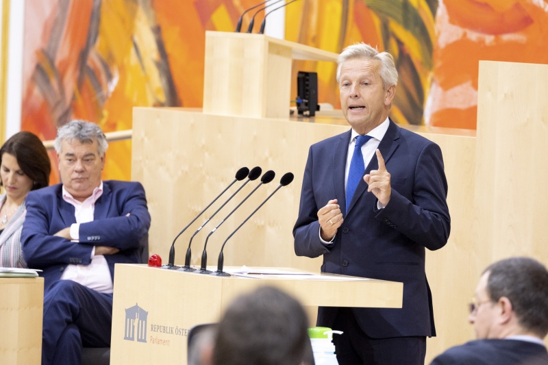 Am Rednerpult Nationalratsabgeordneter Reinhold Lopatka (ÖVP)