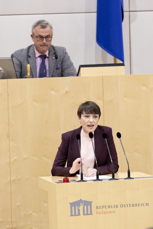 Am Rednerpult Klubobfrau Sigrid Maurer (GRÜNE)