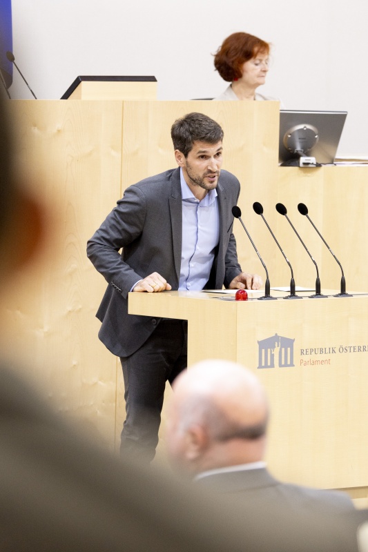 Am Rednerpult Nationalratsabgeordneter Lukas Hammer (GRÜNE)