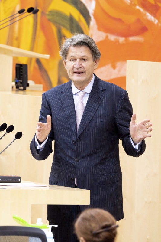 Am Rednerpult Nationalratsabgeordneter Helmut Brandstätter (NEOS)