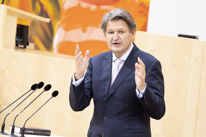 Am Rednerpult Nationalratsabgeordneter Helmut Brandstätter (NEOS)