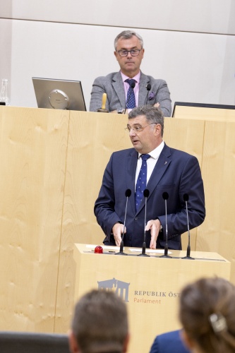 Am Rednerpult Nationalratsabgeordneter Jörg Leichtfried (SPÖ)