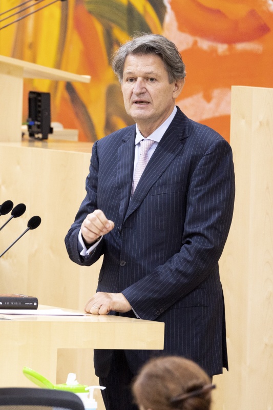 Am Rednerpult Nationalratsabgeordneter Helmut Brandstätter (NEOS)