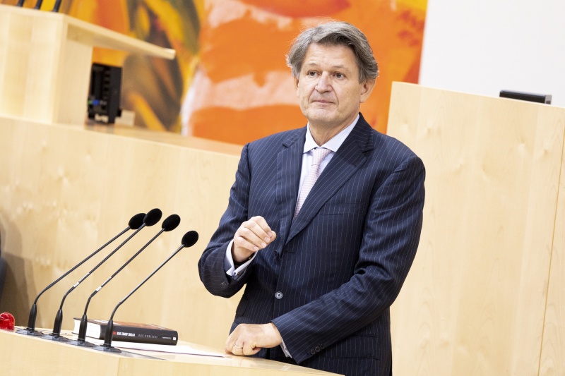 Am Rednerpult Nationalratsabgeordneter Helmut Brandstätter (NEOS)