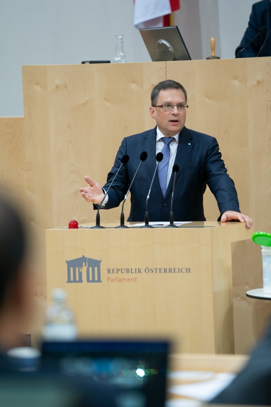 Am Rednerpult: Klubobman August Wöginger (ÖVP)