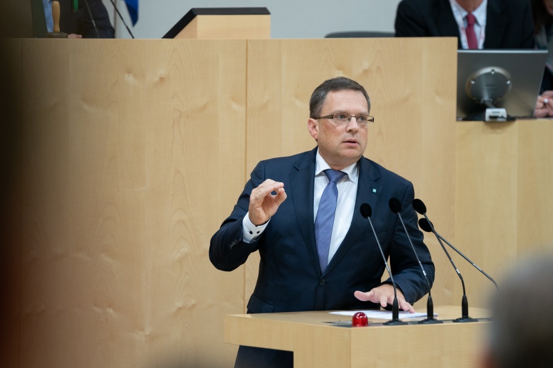 Am Rednerpult: Klubobman August Wöginger (ÖVP)