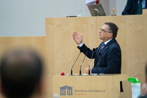 Am Rednerpult: Klubobman August Wöginger (ÖVP)