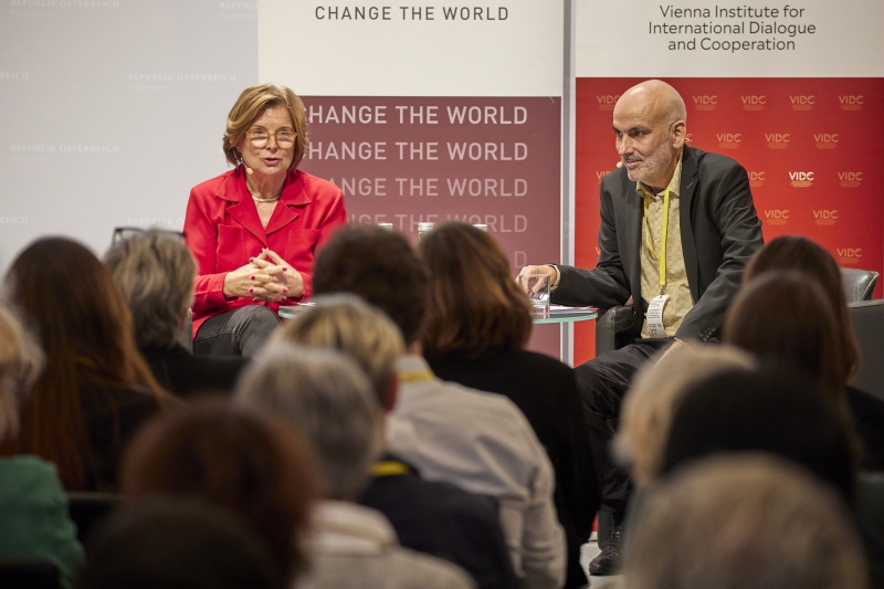 Von links: Edit Schlaffer Vorsitzende Women without Borders, Michael Fanizadeh Projektkoordinator, Vienna Institute for International Dialogue and Cooperation